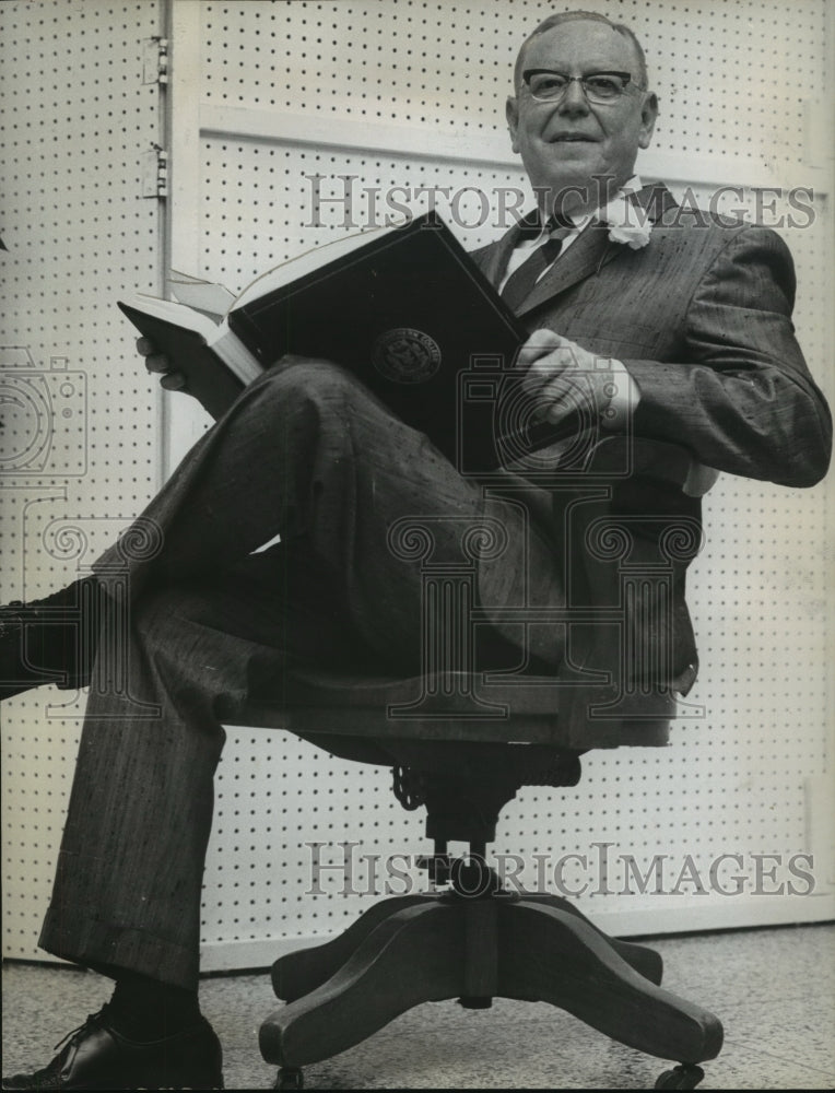 1965 Press Photo N. M. Yeilding, retires from Birmingham Southern sits in Chair - Historic Images
