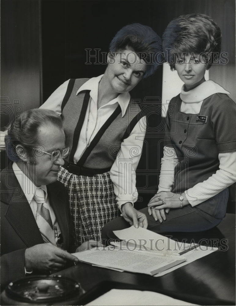 1973 Press Photo Mrs. Mell Duggan, Mrs. A. Charles Money and R. Floyd Yarbrough - Historic Images