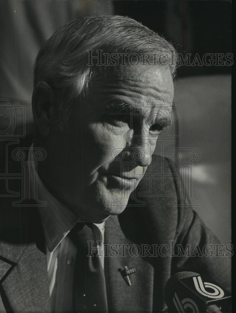 1983 Press Photo Russell Yarbrough, City Council talking about Crime - abna23982 - Historic Images