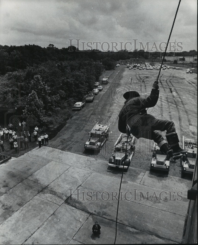 1975 Press Photo New Firemen practice techniques in Birmingham, Alabama - Historic Images