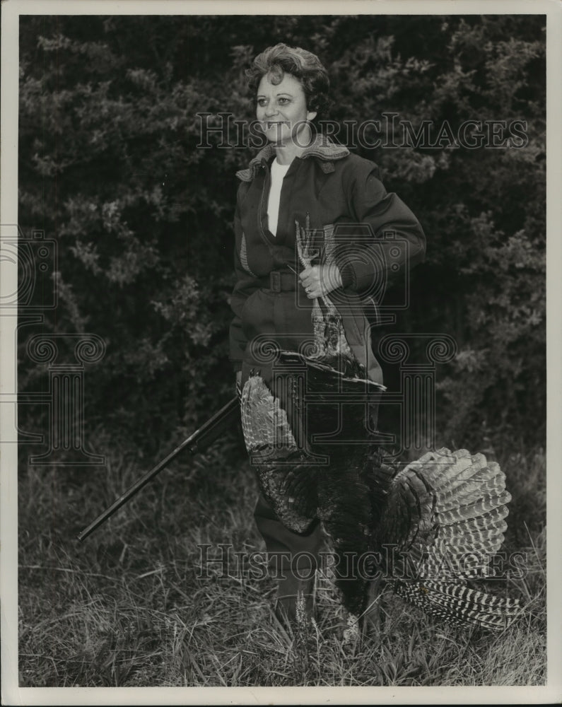 1967 Press Photo Governor Lurleen Wallace with gun and Hunting Kill - abna24004 - Historic Images