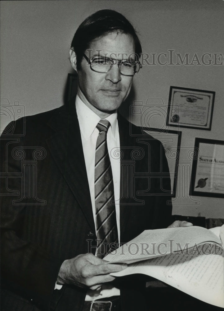 1981, Judge Jack Carl, Jefferson County Judge issues order - Historic Images