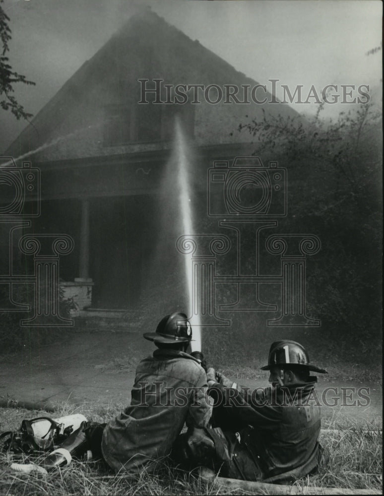 1978 Press Photo Birmingham firefighters use hose on house fire - abna24108 - Historic Images