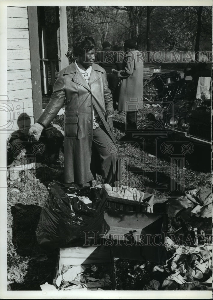 1981 Press Photo Hattie French With What is Left of her Burned House, Birmingham - Historic Images