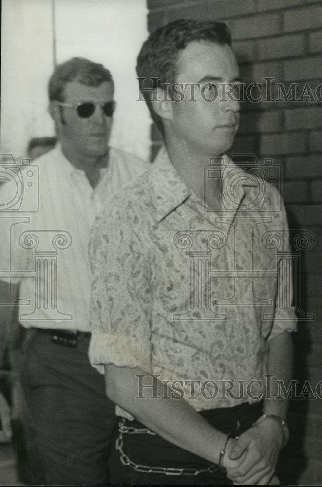 1972 Press Photo Stephen Douglas Chase brought to Opelika jail in handcuffs - Historic Images