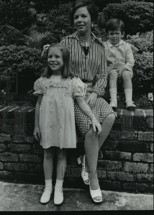 1975 Press Photo Susan Christian in garden with her children - abna24186 - Historic Images