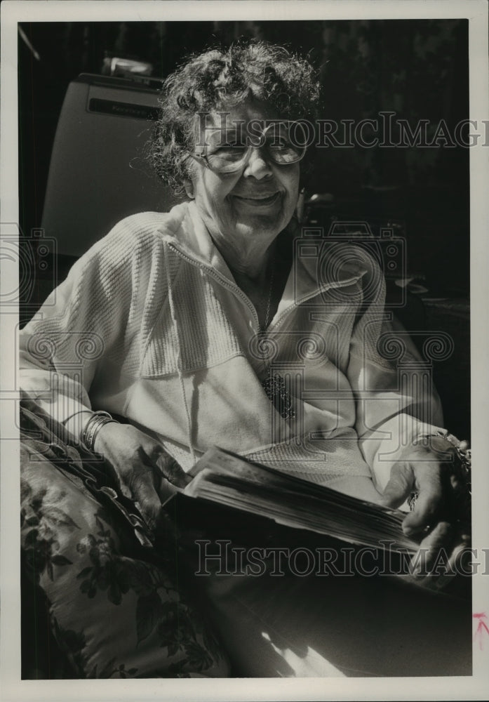 1988 Marion City Councilwoman Idella Childs holds scrapbook - Historic Images