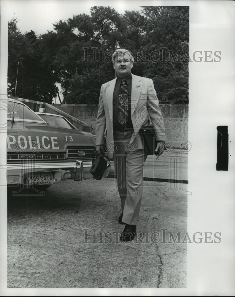 1978 Press Photo Birmingham police officer Wallace Chilcoat in parking lot - Historic Images