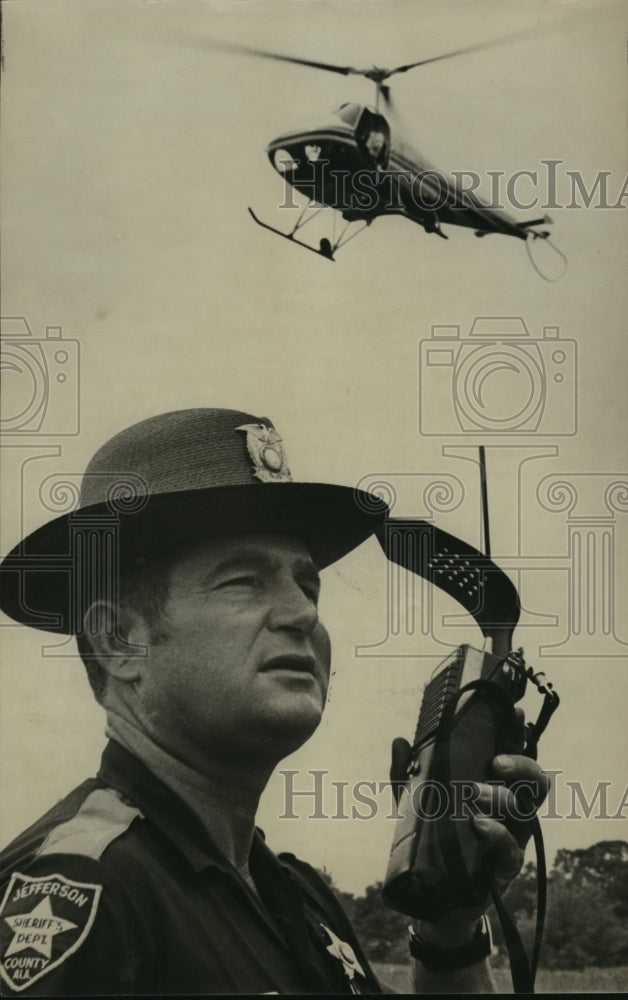 1972 Press Photo Deputy Cochran Talks to Pilot-Search for Nancy Chafin - Historic Images