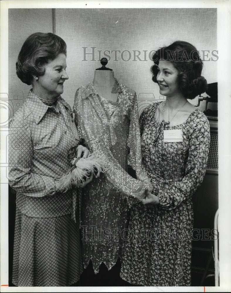 1979 Press Photo Southern Women's Archives Members Examine Handmade Dress - Historic Images