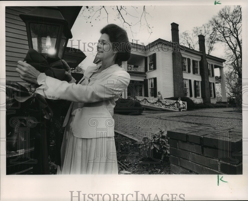 Press Photo Martha Bartlett, others, decorating Arlington House, Birmingham - Historic Images