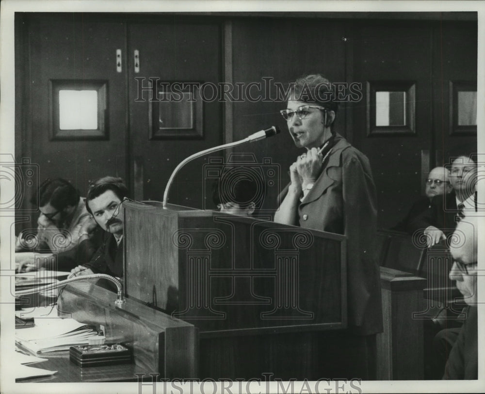 1970 Press Photo Mrs. Thomason speaking at City Council meeting, Birmingham - Historic Images