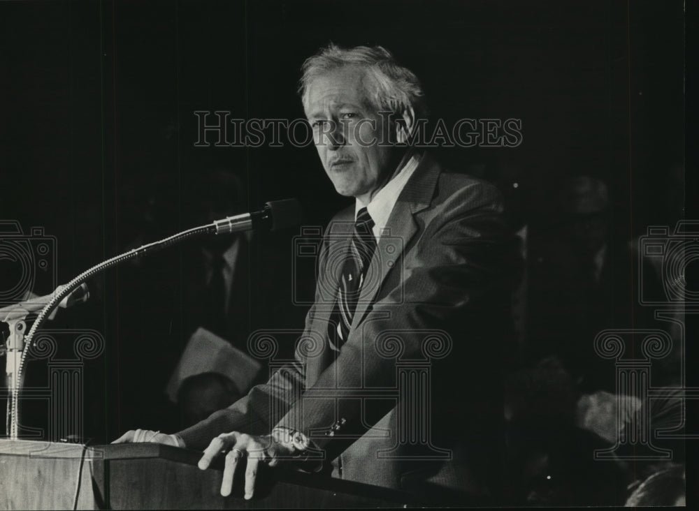 1984 Sunset Carson, city zoning man speaks at City Council, Alabama-Historic Images
