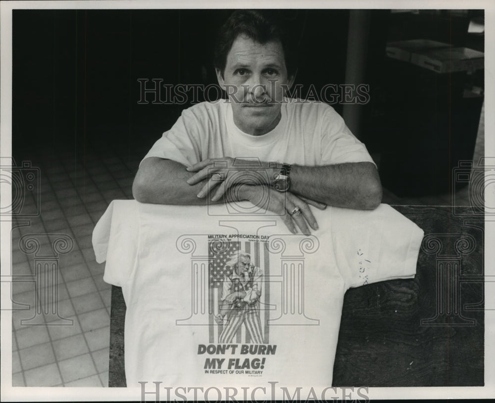 1989, Birmingham artist Lanny Chappelear with T-shirt - abna24406 - Historic Images