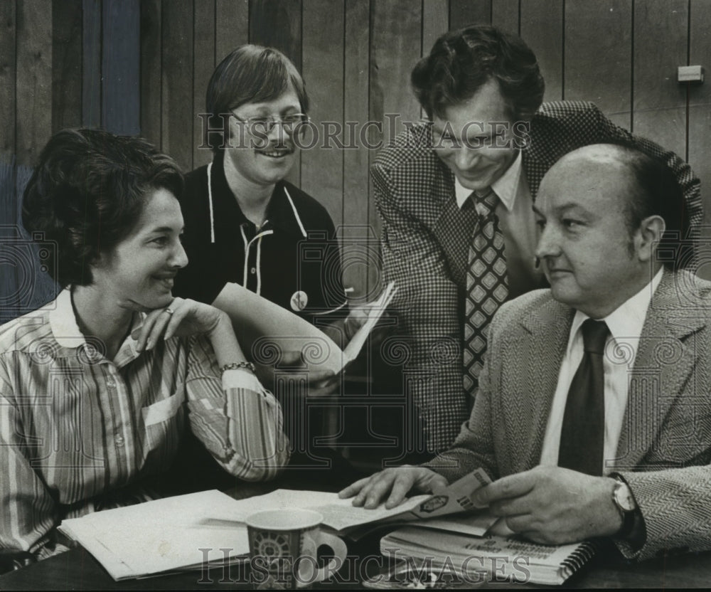 1975 Press Photo Judge B. M. Childers, Dallas County Juvenile Court with Others - Historic Images