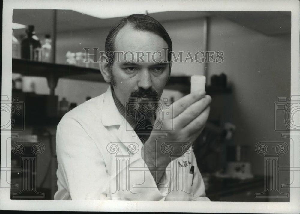 1977, Dr. Samuel Christina in lab at University of Alabama Birmingham - Historic Images
