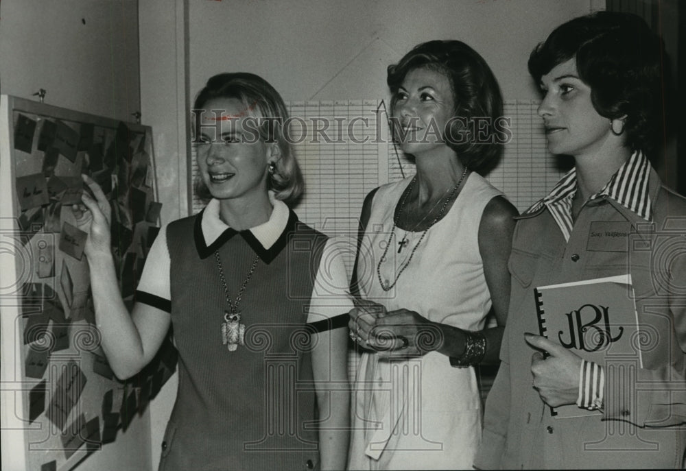 1974 Press Photo Junior League members look at bulletin board - abna24430 - Historic Images