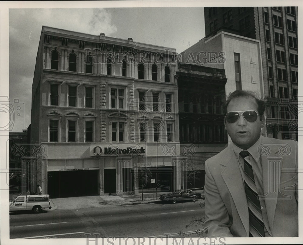 1985, Greg Church of McAdory Limited in front of Metro Bank - Historic Images