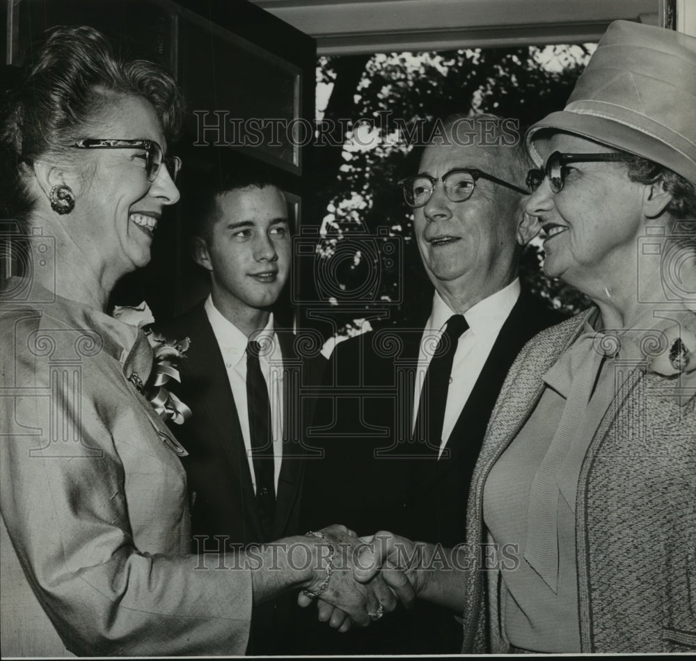 1964 Press Photo Clergyman Dr. Jerry Chitwood shakes hands in Tuscaloosa - Historic Images