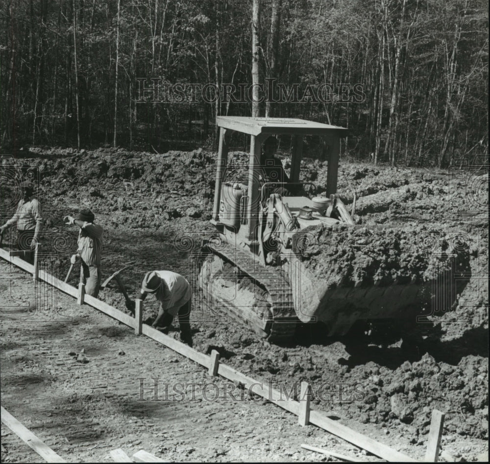 1980 Workers at site of new 4-H Center in Shelby County, Alabama - Historic Images