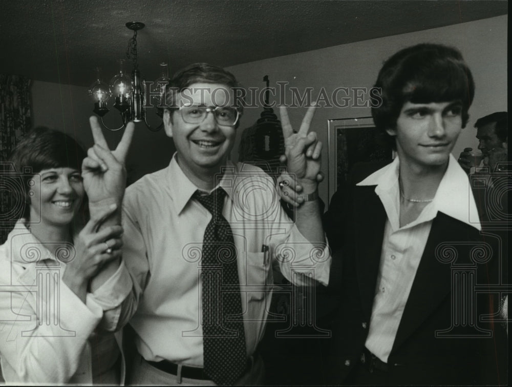 1980 Billy Joe Camp with son and wife celebrate victory - Historic Images