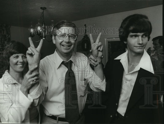 1980 Billy Joe Camp with son and wife celebrate victory - Historic Images