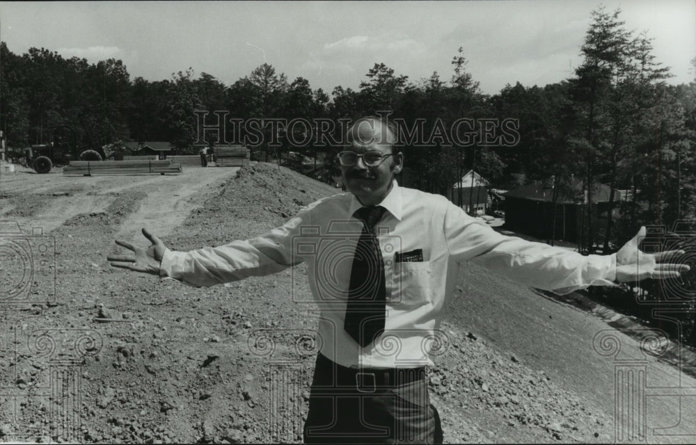 1980 Press Photo Center Point, Alabama Resident Renfro Protests Construction - Historic Images