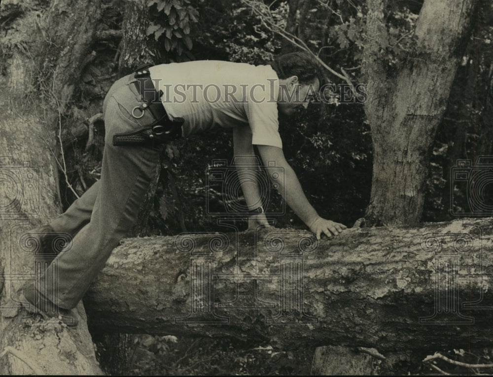 1972 Press Photo Deputy Tom Wiley Searches for Nancy Chafin, Alabama - abna24478 - Historic Images