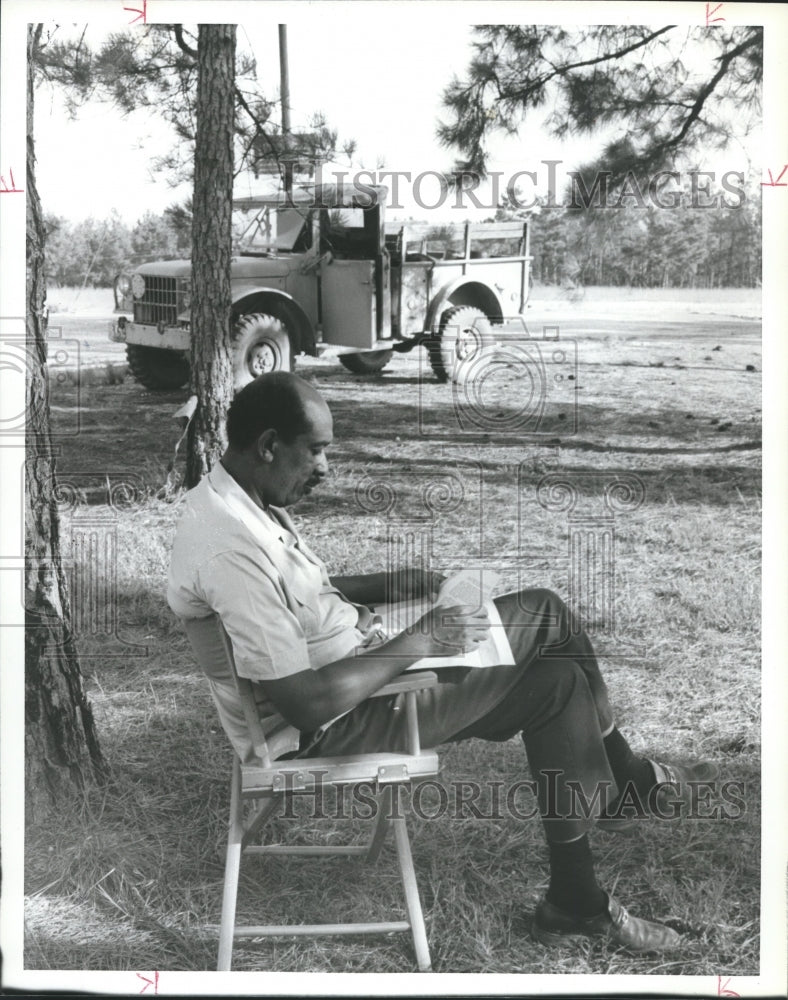 1981 Press Photo Developer Charles Wallace makes plans for oil refinery - Historic Images