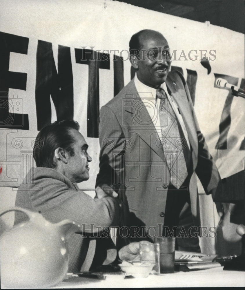 1977 Governor Wallace and Oil executive Wallace share stage Tuskegee - Historic Images