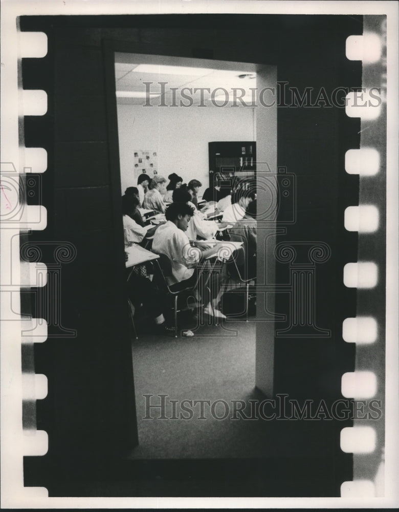 1986 Press Photo Crowded Classroom at Jesse Lanier High School-Bessemer, Alabama - Historic Images