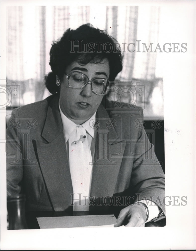 1986 Belle Stoddard Speaks at Birmingham Board of Education Meeting - Historic Images