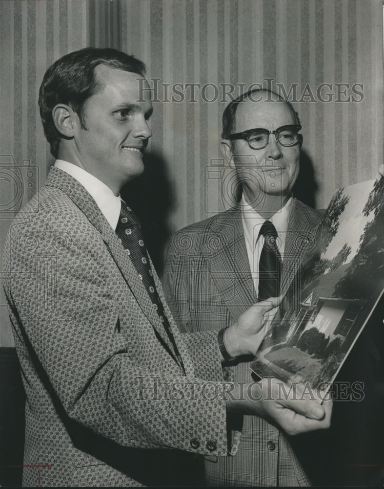 1975 Coleman/Kenneth Daniel Receive Beautification Awards, Alabama - Historic Images