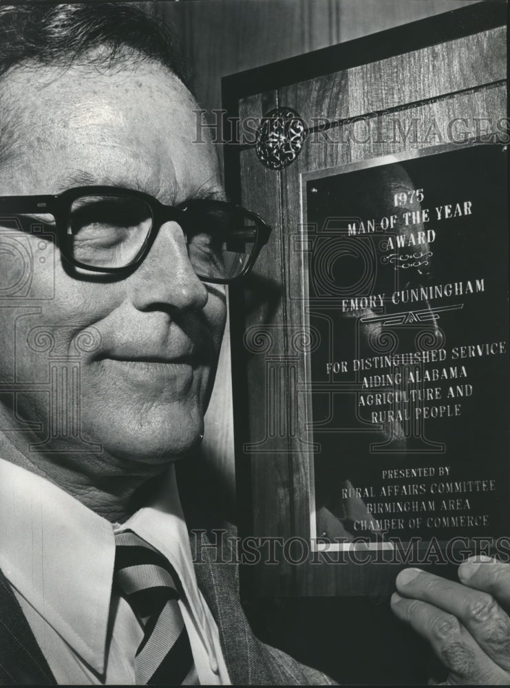 1975 Press Photo Emory Cunningham, holding man of the year award, Alabama - Historic Images