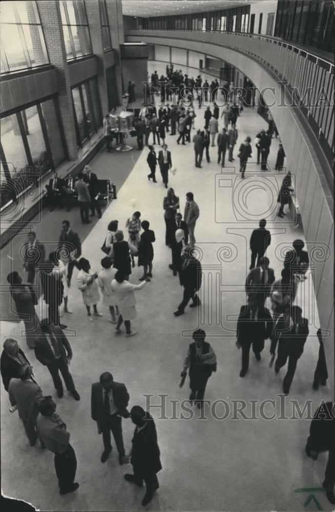 1973 Press Photo Crowd at Birmingham Municipal Airport terminal - abna24772 - Historic Images