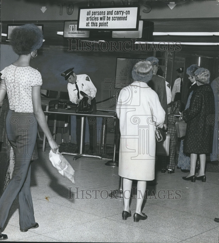 1972 Press Photo Airline passengers searched at Birmingham Municipal airport - Historic Images