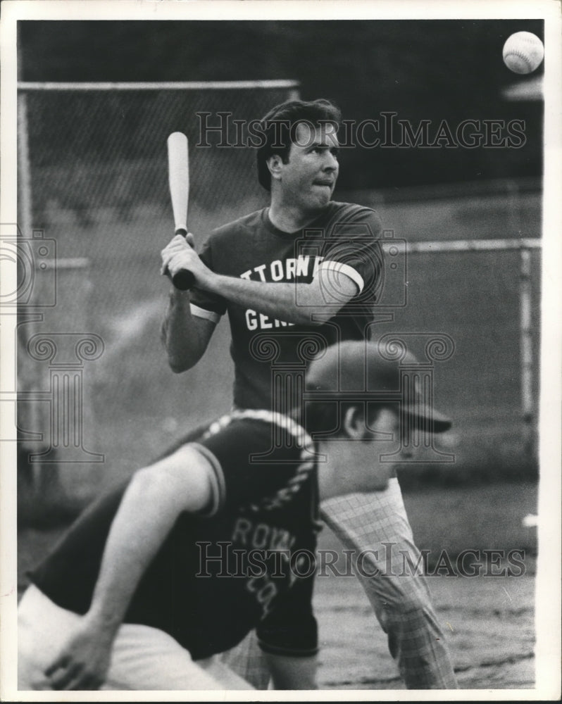 1975 Press Photo Attorney General Bill Baxley at bat in baseball game - Historic Images