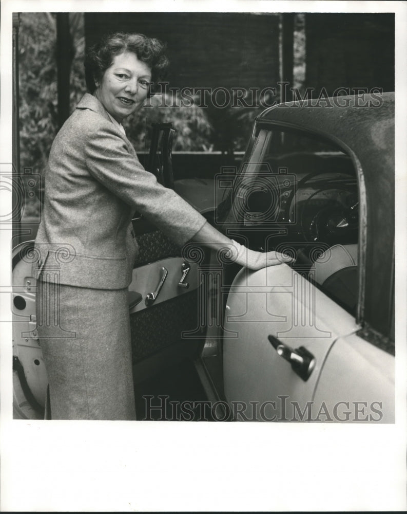 1958, Mrs. Donald Beatty, chairman of Beaux Arts Ball, gets in car - Historic Images