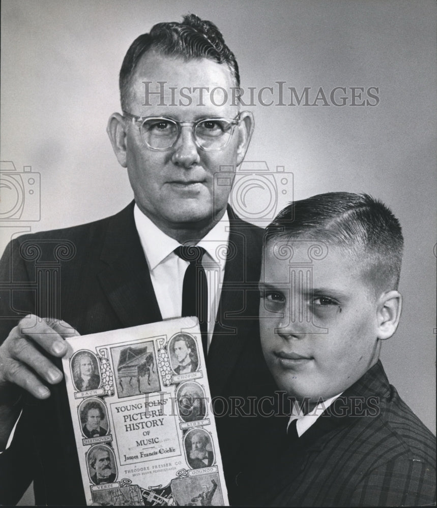 1965 Press Photo Clergyman Reverend Peter Blair and John Orr with Book - Historic Images