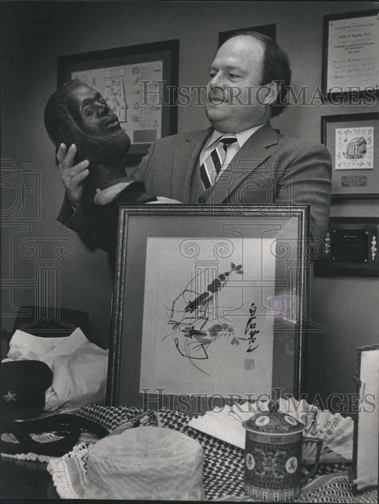 1984 Dr. Keith Blayney with artifacts at University of Alabama - Historic Images