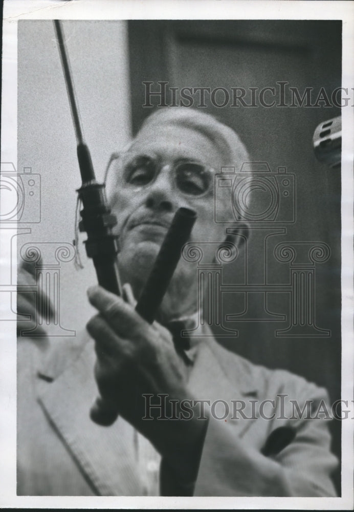 1959 Press Photo Hugh Comer, Avondale Mills with loom parts, Birmingham, Alabama - Historic Images