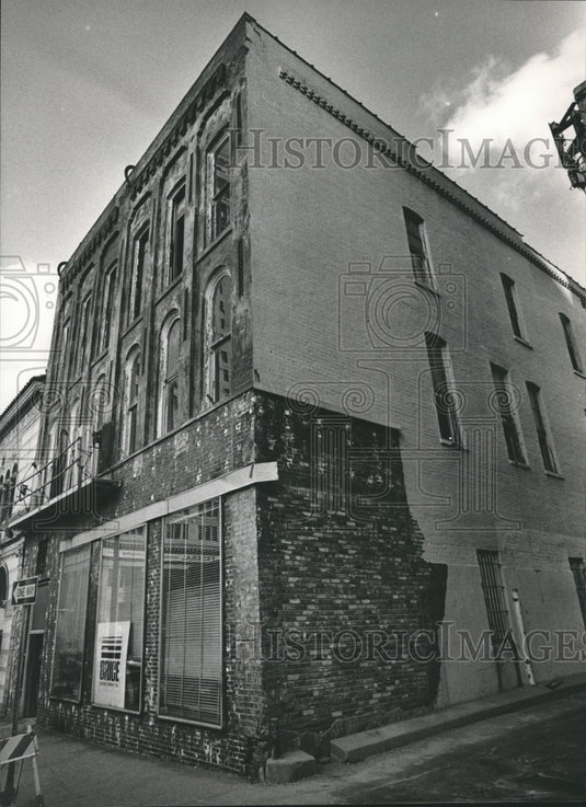 1984, The Harris Building renovation keeping original look - Historic Images