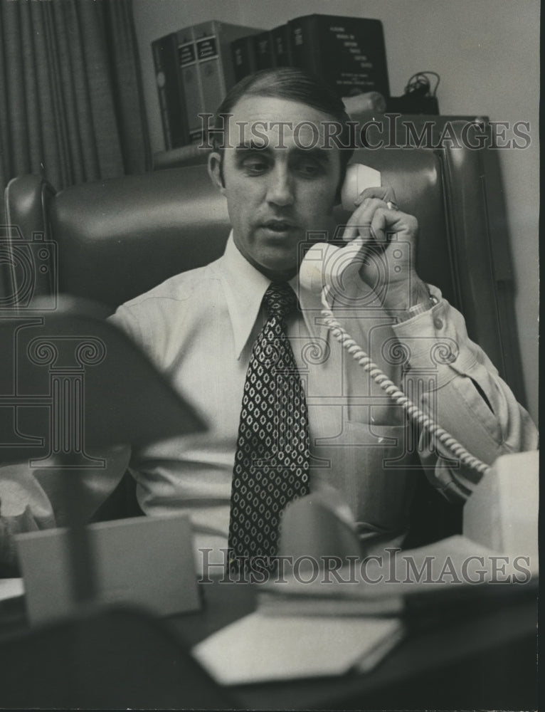 1972 Press Photo Ed Cotten, Police Chief of Scottsburg, Alabama gets call - Historic Images