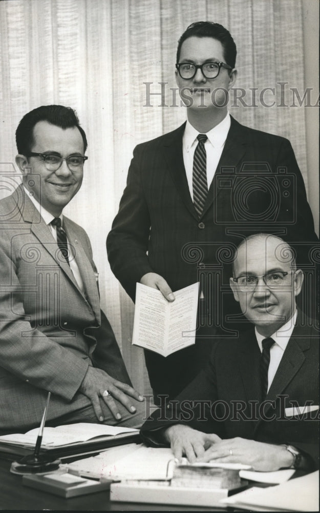 1964 Press Photo Alex Darabaris, Director of Social Services with Others, Office - Historic Images