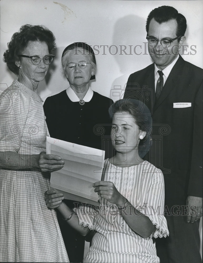 1966 Press Photo Alex Darabaris, Sue Tolson &amp; community service council officers - Historic Images