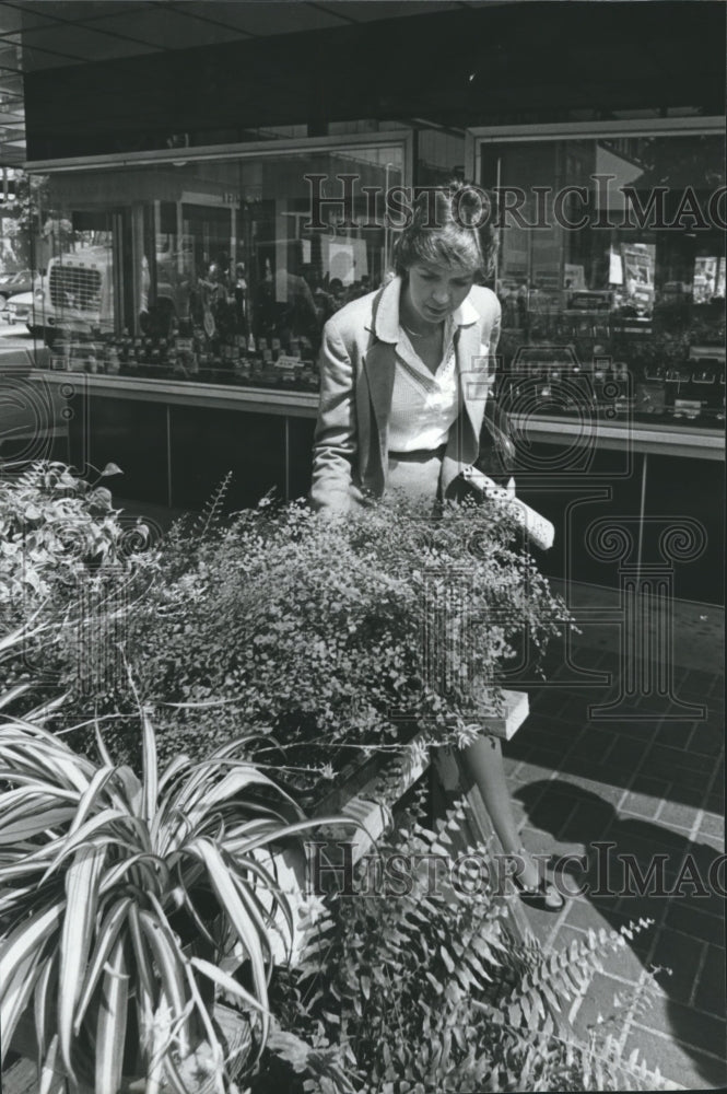 1980, Glenda Gibbs, plants, Birmingham&#39;s &quot;C&#39;mon Down&quot; celebration, AL - Historic Images