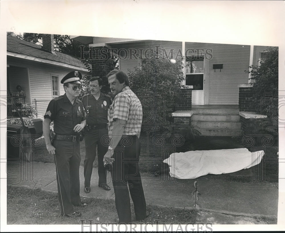 1985, Birmingham, Alabama Officers Investigate Murder Scene - Historic Images