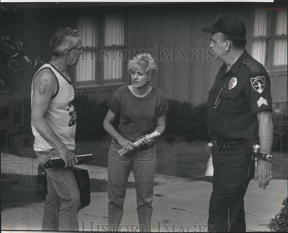 1982 Alabama Police Speak With Council Member During Bomb Scare - Historic Images