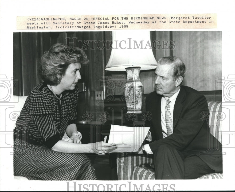 1989 Press Photo Margaret Tutwiler meets with James Baker in Washington - Historic Images