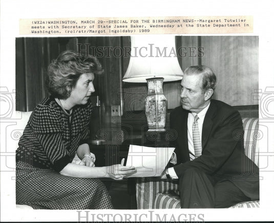 1989 Press Photo Margaret Tutwiler meets with James Baker in Washington - Historic Images